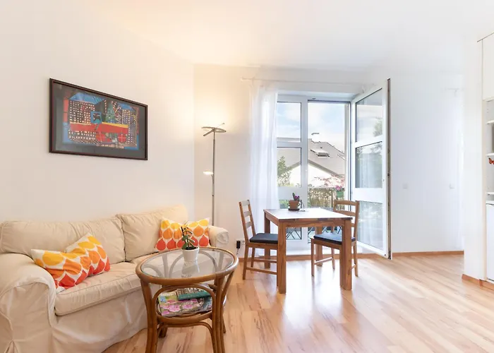 Privates Apartment Mit Bad, Kueche, Sofa & Balkon