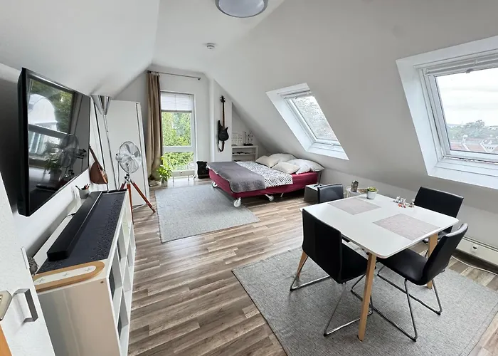 Gemuetliche Helle Dach-Wohnung In Frankfurt