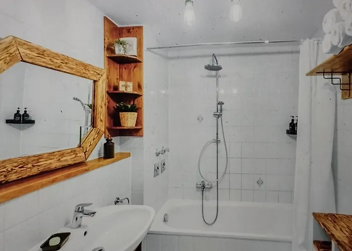 Zentrales Apartment Mit 3 En-Suite Schlafzimmern Und Parkplatz In Frankfurt